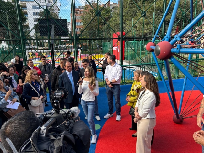 El parque El Nogal, en Chapinero, se transforma con arte, deporte y sostenibilidad gracias al reciclaje de 18.000 zapatos.