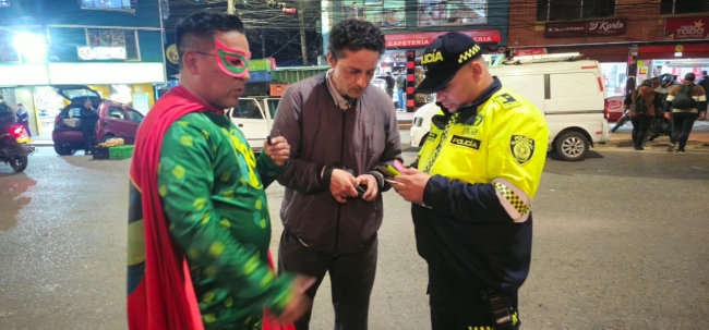 Imagen de operativos ambientales en San Cristóbal, donde funcionarios realizan control y comparendos por mala disposición de residuos en el espacio público.