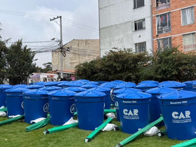 Entrega de 100 kits para la recolección y almacenamiento de aguas lluvias a familias campesinas de la localidad.