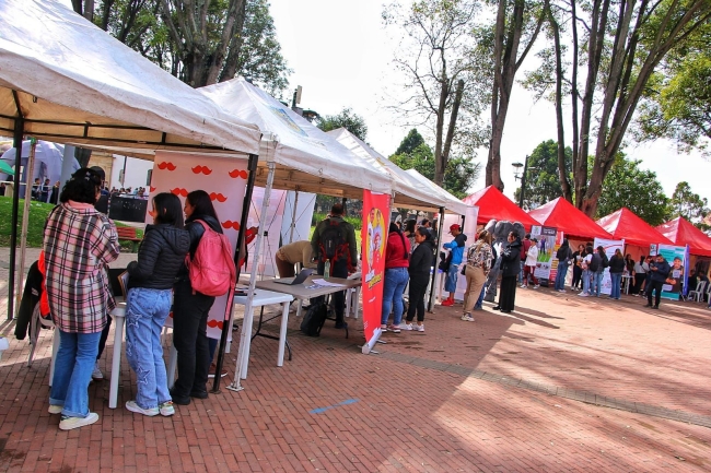 Feria de empleo en el Parque Fundacional de Fontibon con asistentes y carpas