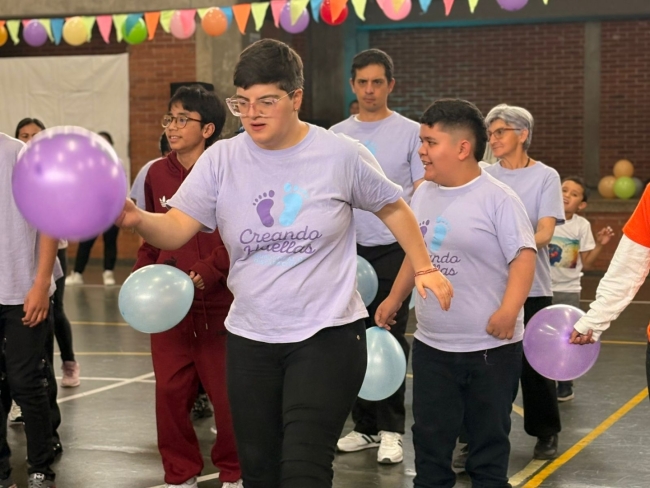 Baile y festejo de las personas con discapacidad que disfrutaron del Festival