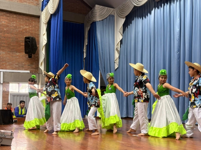 Grupo de danzas de festival intercolegiado 