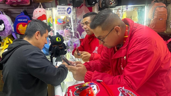 Autoridades verifican documentación en comercios de San Andresito