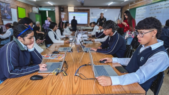 82 computadores portátiles y una pantalla inteligente.