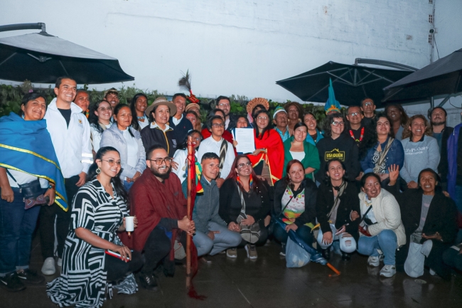 Líderes dd pueblos indígenas de Usaquén y representantes del Distrito en evento de instalación de mesa local indígena