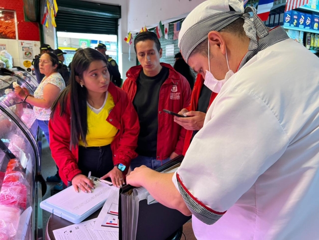La Alcaldía Local de Santa Fe realizó una jornada de Inspección, Vigilancia y Control (IVC) en establecimientos dedicados a la comercialización de productos cárnicos en la Plaza de Mercado La Perseverancia.