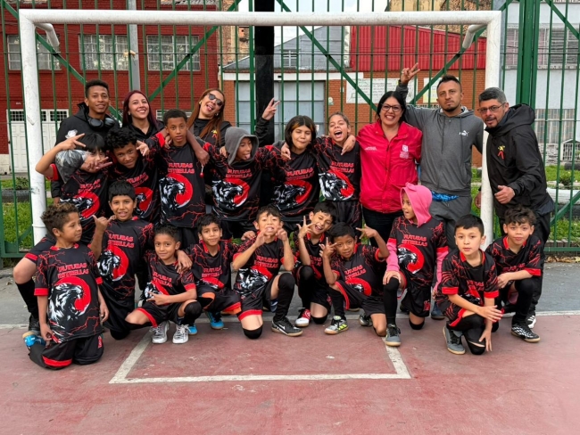 16 niños y niñas participaron en una jornada recreativa con entrega de uniformes y elementos deportivos