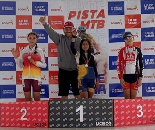 Llegada a la meta de categoría infantil de Short Track