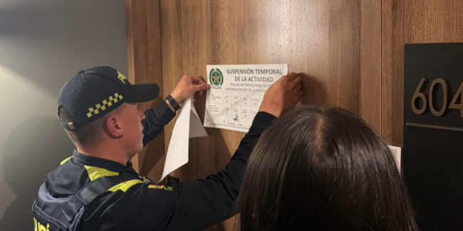 De acuerdo con la información preliminar conocida por las autoridades, a la paciente le habrían sido suministrados dos medicamentos antes de realizarse un procedimiento relacionado con tatuajes, aparentemente con acompañamiento de un anestesiólogo.
