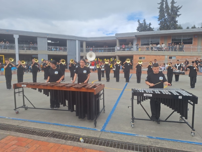 Fotografía de la banda marcial de un colegio en Bogotá
