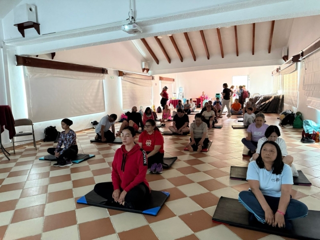 Mujeres cuidadoras de San Cristóbal participan en una jornada de bienestar en las Termales de Santa Mónica, realizando actividades de relajación, integración y autocuidado.
