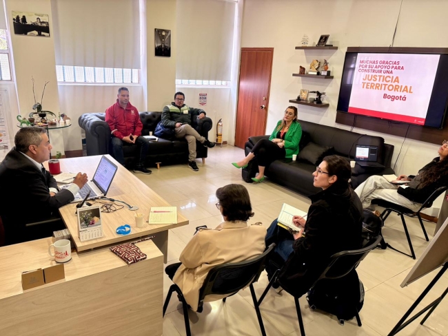 Funcionarios y líderes comunitarios participan en una jornada de socialización sobre acceso a la justicia, conciliación en equidad y fortalecimiento territorial en la localidad.