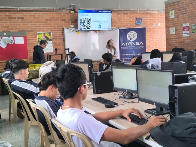 Estudiantes en charla Atenea