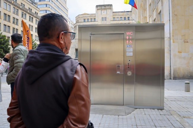 Baño inteligente en el callejón detrás del Murillo Toro