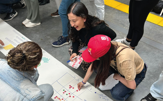 Red Innova Local promueve en Bogotá decisiones con voz ciudadana, aplicando innovación y enfoque conductual para enfrentar residuos y acoso callejero.