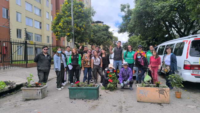 Personas que participaron en la instalación de materas para proteger el Bosque Urbano Brazo Salitre 