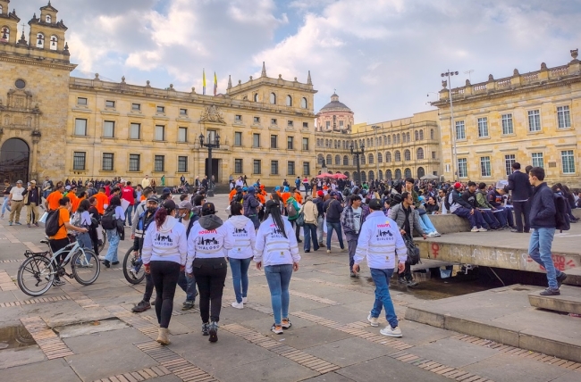Equipo de gestores Diálogo social en plaza de Bolívar