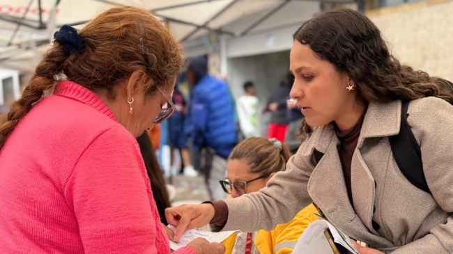 Funcionaria brindando atención durante feria de servicios