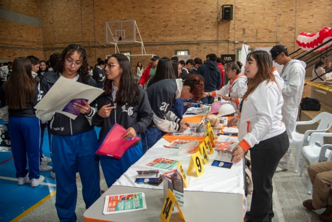 Estudiantes participando en la feria educativa en Engativá