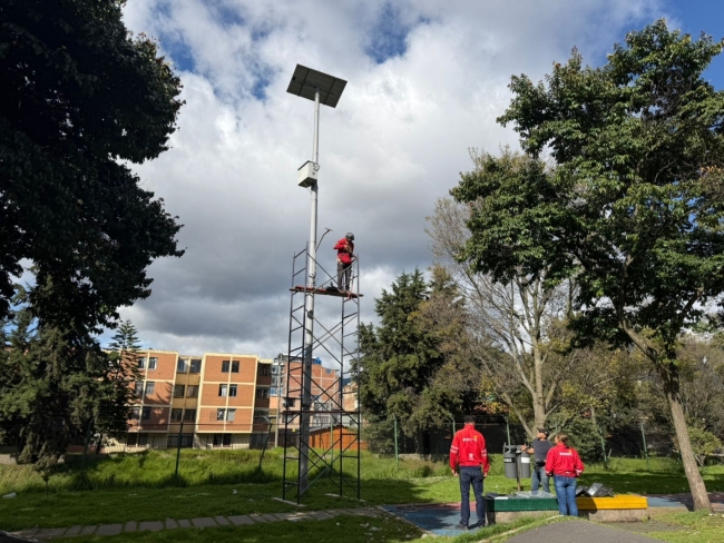 Instalación de luminarias con energía solar en el parque BMX del barrio Restrepo
