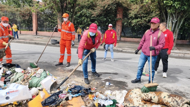 Operativo interlocal retira basuras y recupera espacio público en la Calle 1 Sur