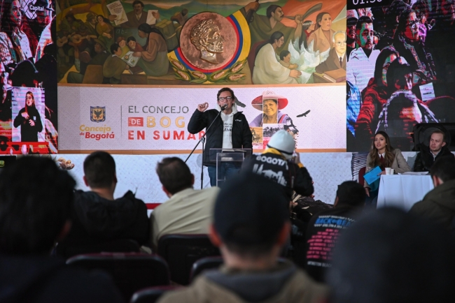 En la foto el secretario distrital de gobierno, Gustavo Quintero, dirigiéndose hacia la audiencia.