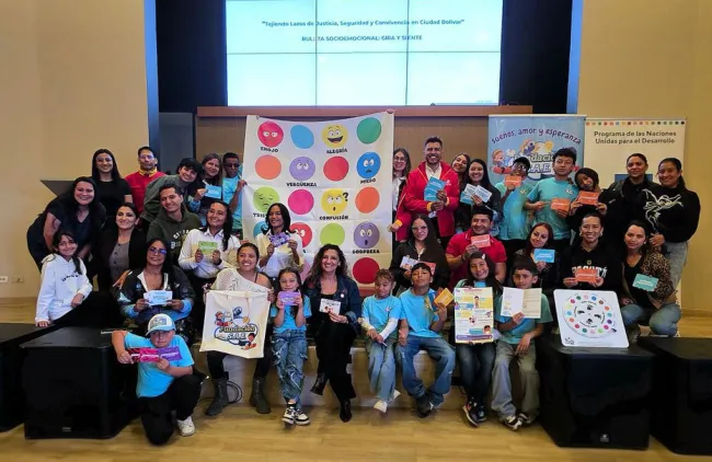 Foto de grupo con las y los participantes del evento