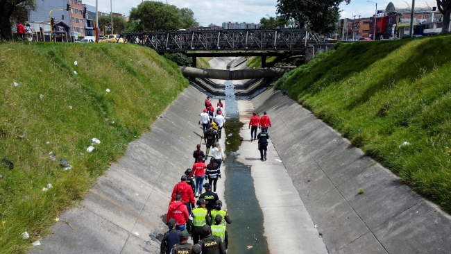 Durante el recorrido por Puente Aranda se planteó una estrategia integral para la recuperación del canal Comuneros.