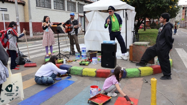 artistas locales y habitantes del barrio San Fernando en la jornada artística de recuperación de espacios