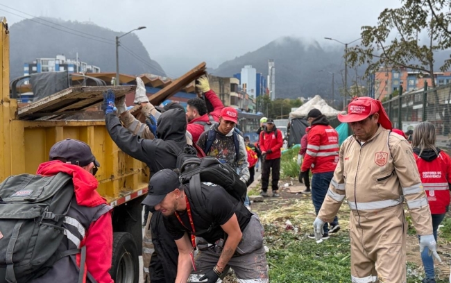 Equipo de la Alcaldía Mayor en recuperación del espacio público