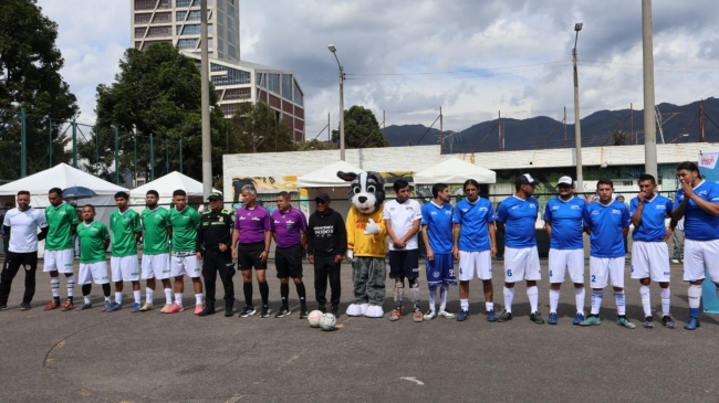 Equipos de las barras Bluerain y Bogotá Verdolaga en torneo de microfutbol de la semana futbolera