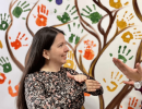 Foto de Laura Steffanny Larrea y Juan Nicolás Olaya hablando en lenguaje de señas