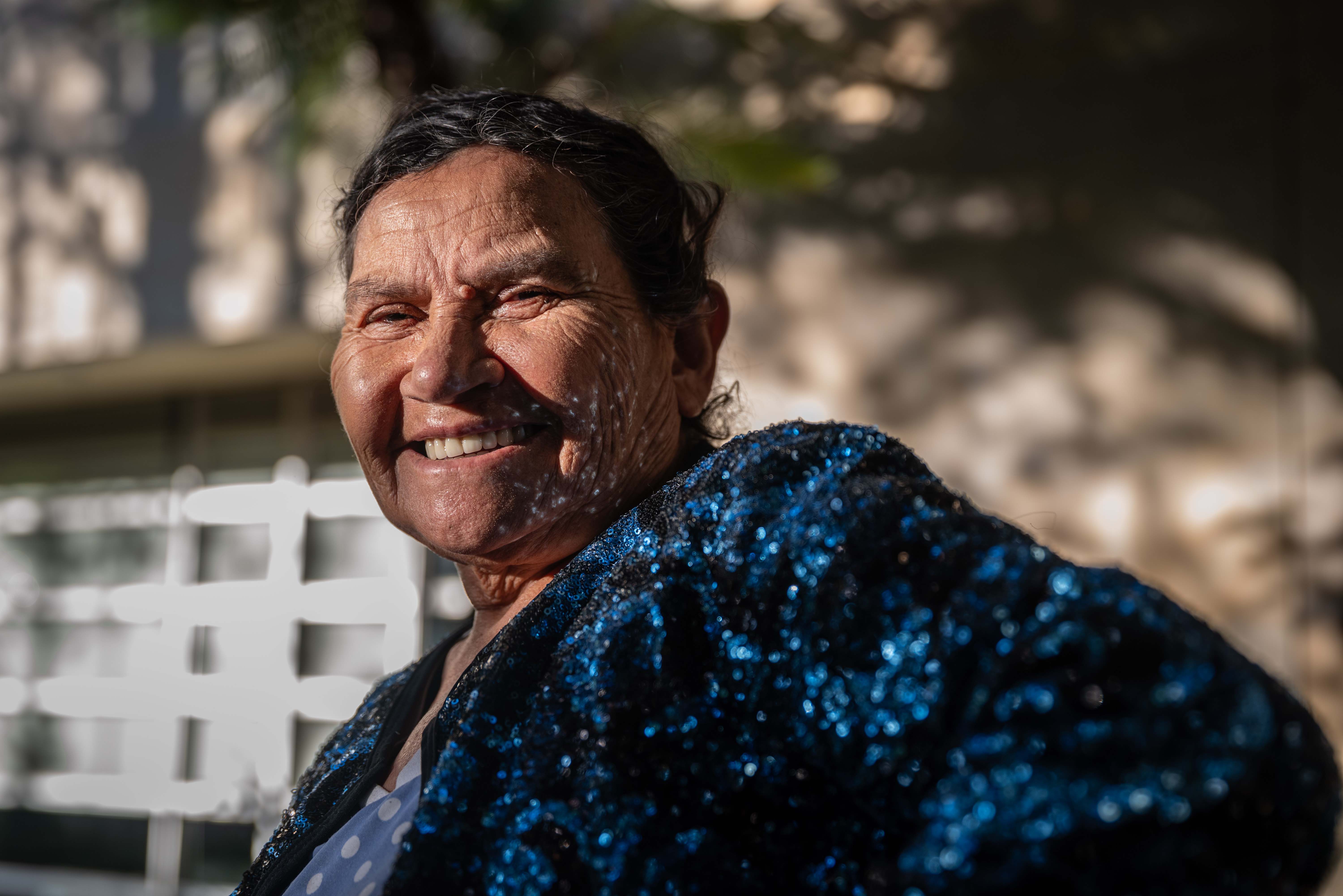 Foto de una mujer persona mayor sonriendo