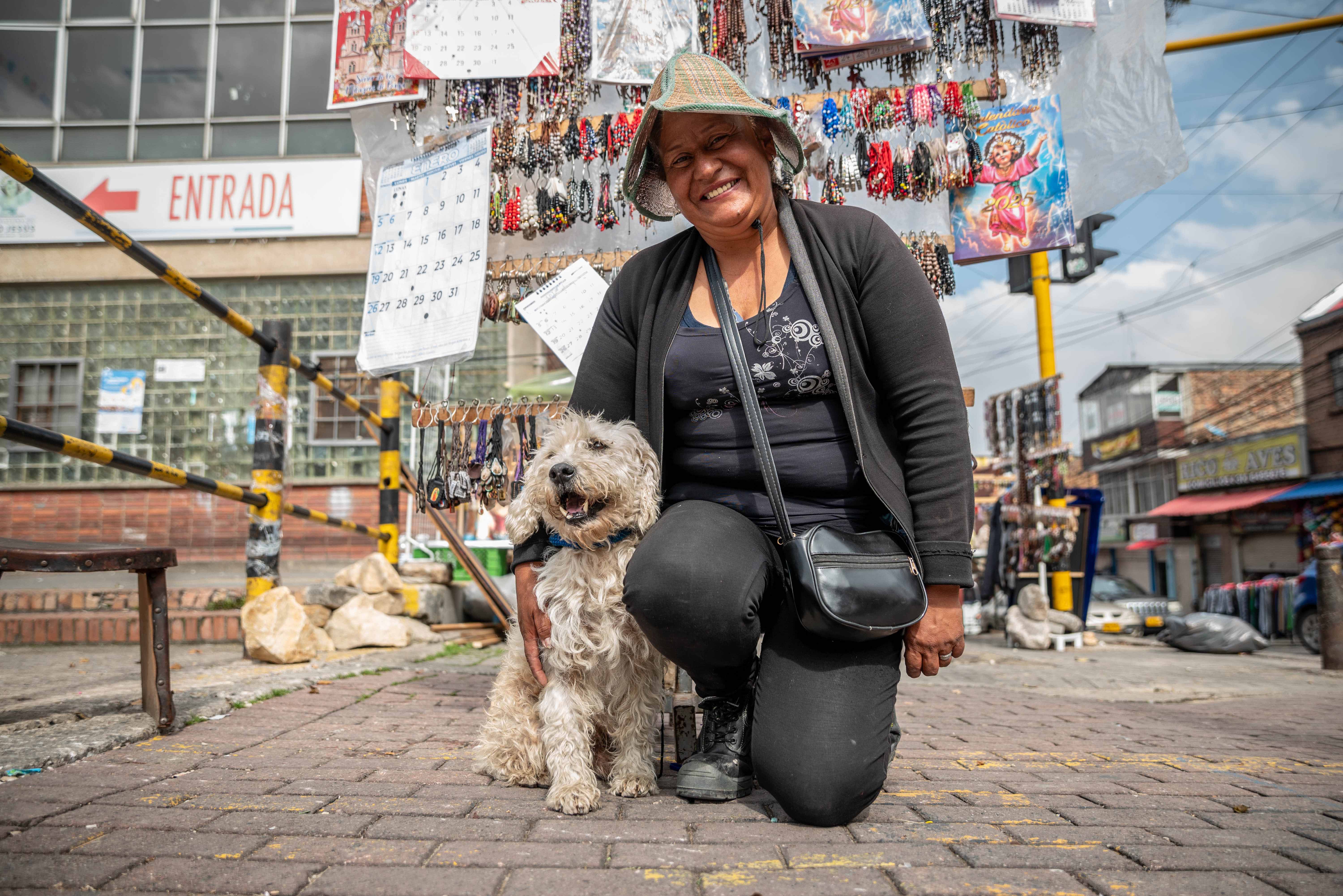 Foto de una mujer adulta acompañada de su perro