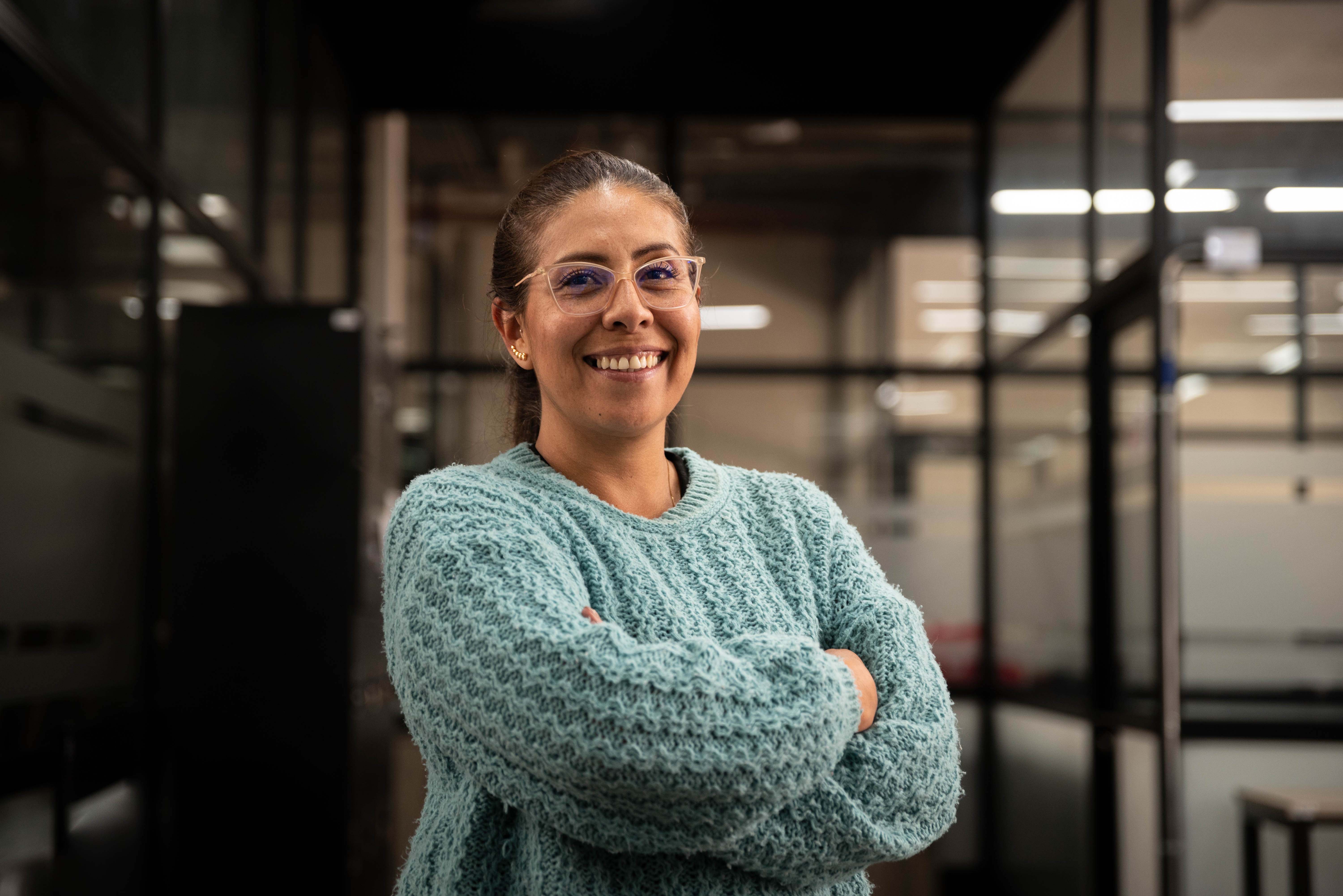 Foto de una mujer jóven sonriendo