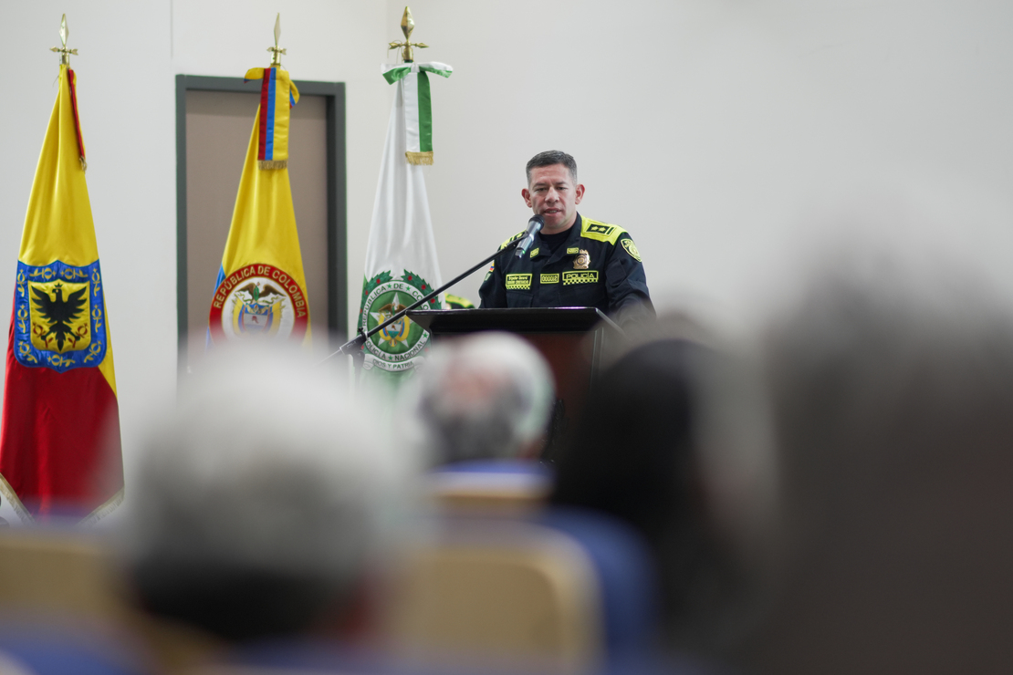 Foto del Brigadier General Giovanni Cristancho Zambrano dirigiendose a la audiencia