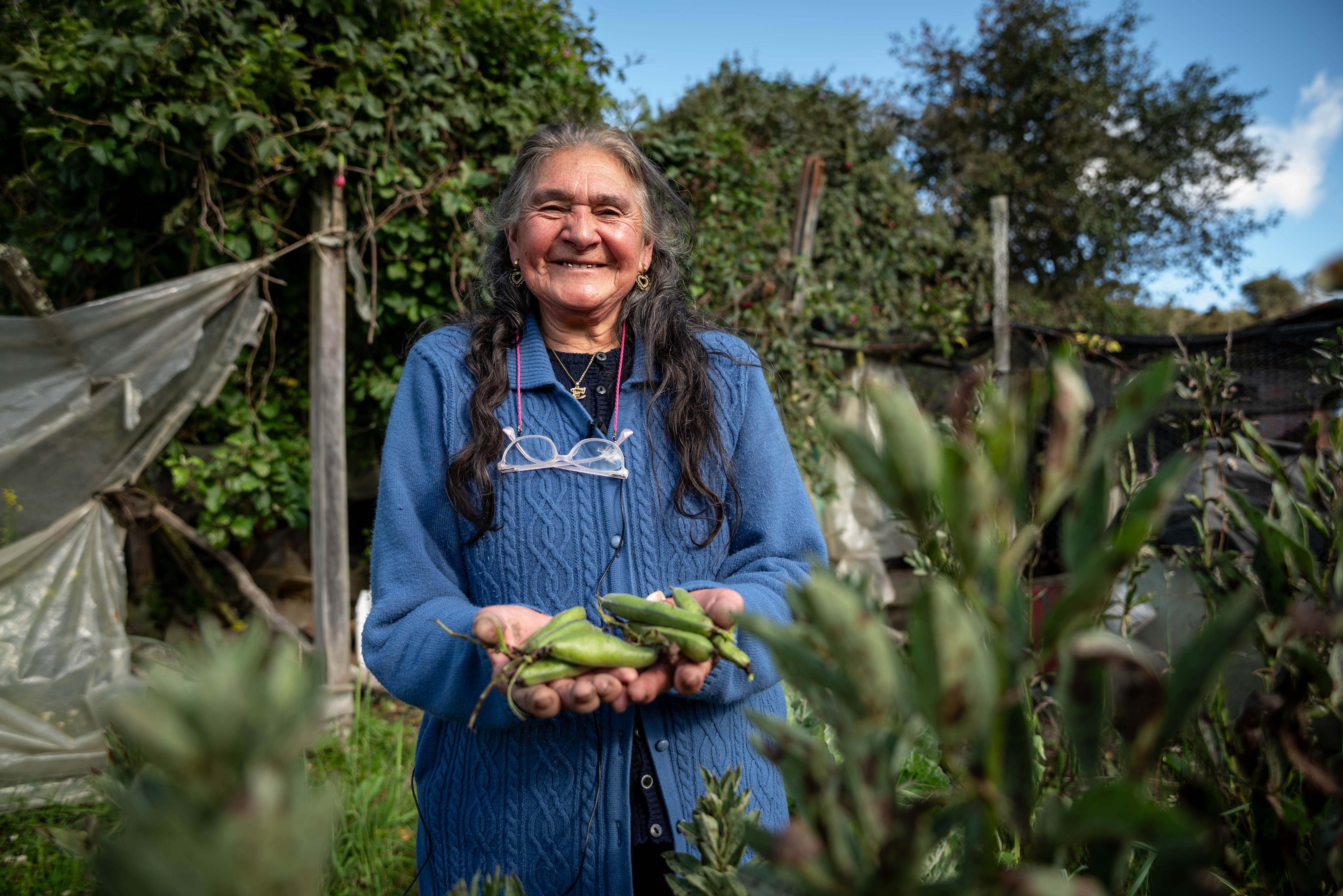 Foto de una mujer campesina persona mayor sonriendo
