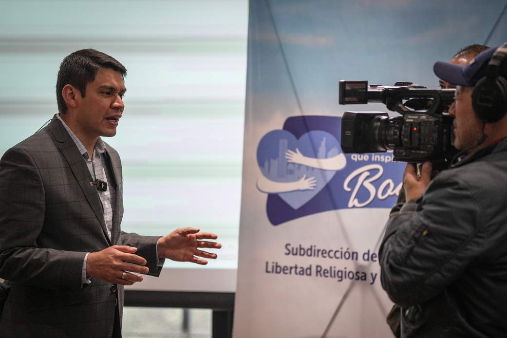 Foto de Julián Andrés Carvajal Zamora hablando ante una cámara