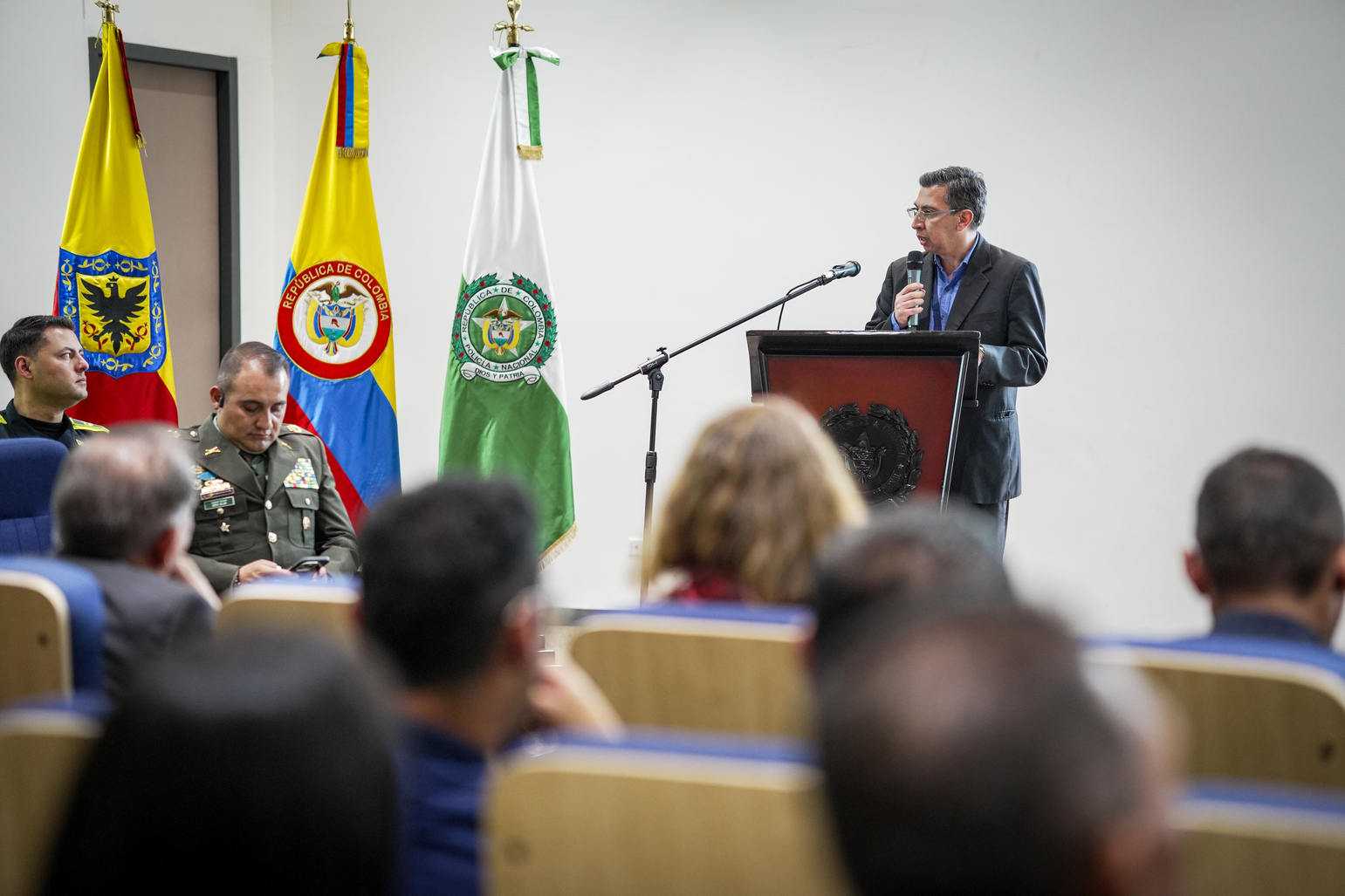 Foto de Luis Andrés Montaño dirigiendose a la audiencia