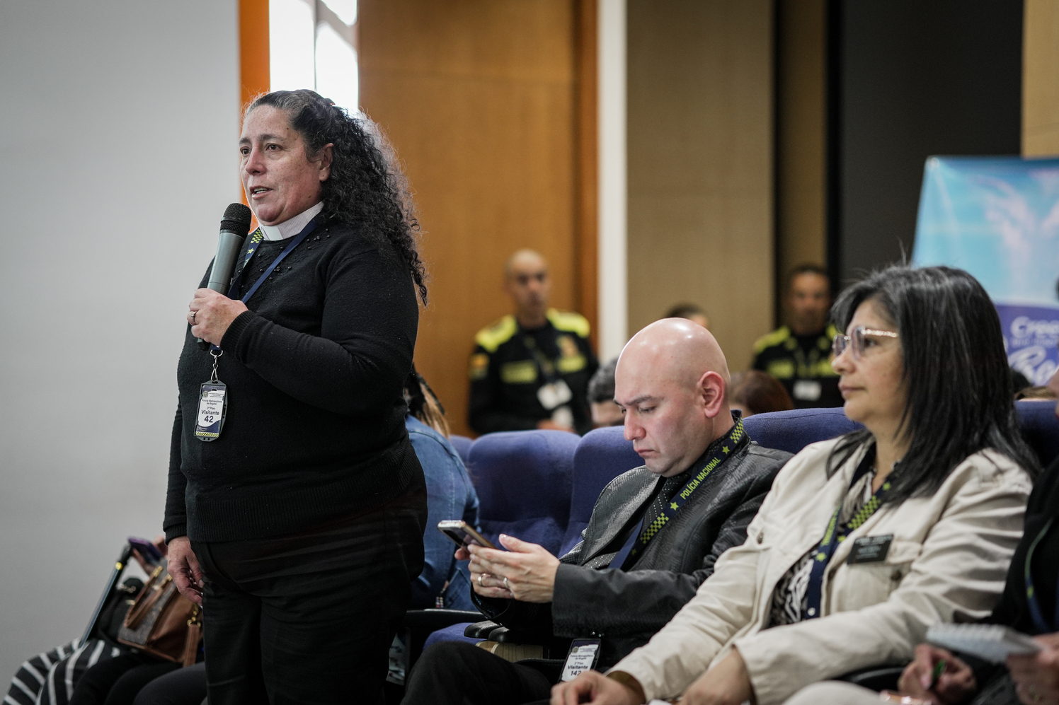 Foto de la Reverenda Elizabeth Camero dirigiendose a la audiencia