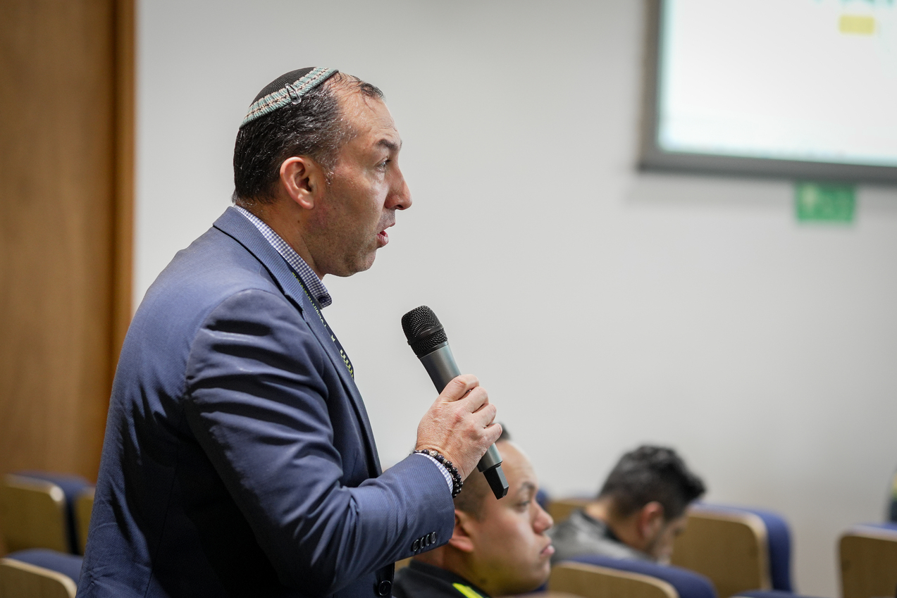 Foto del Rabino Richard Gamboa dirigiendose a la audiencia