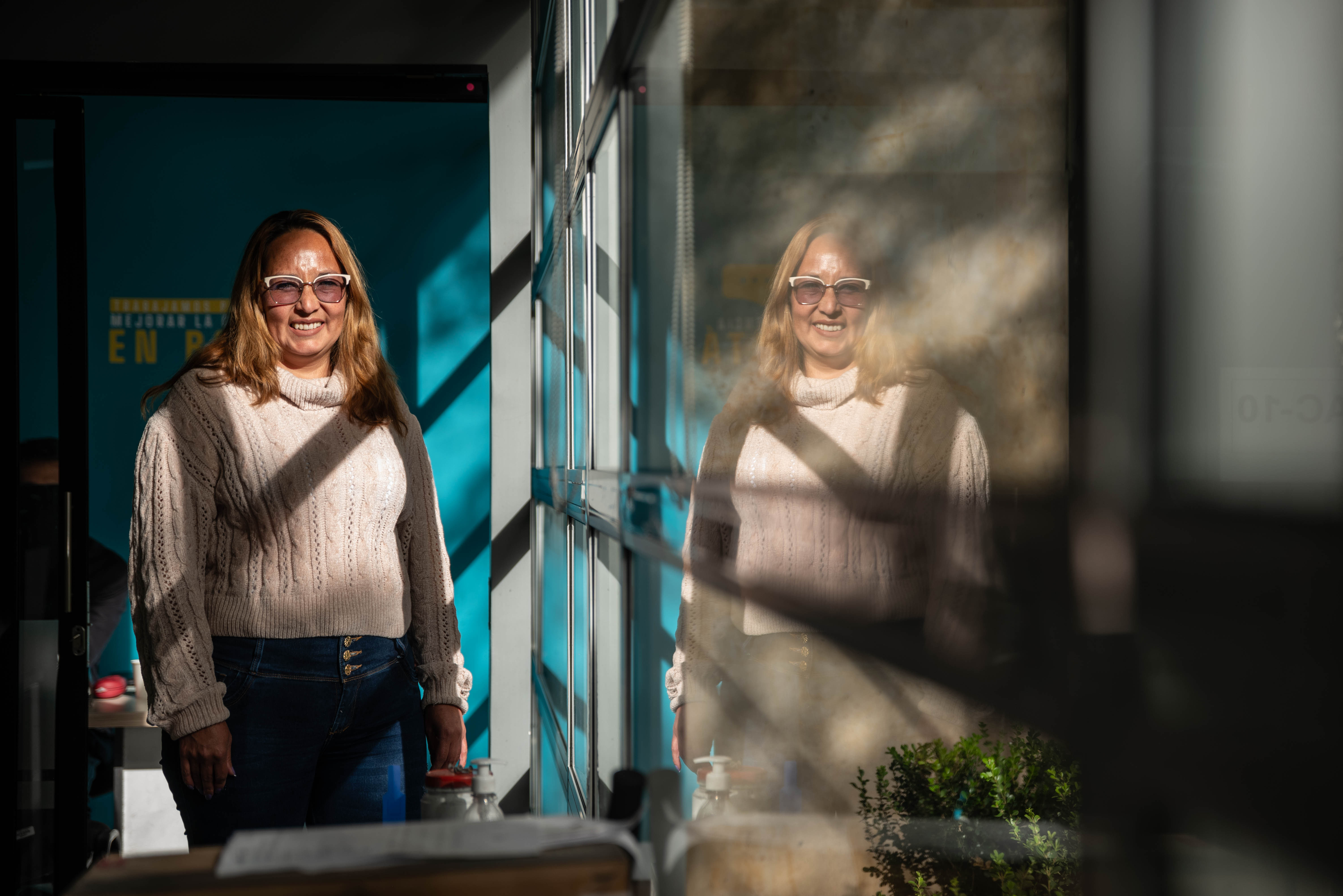 Foto de mujer adulta castaña de gafas con marco blanco y sonrriendo