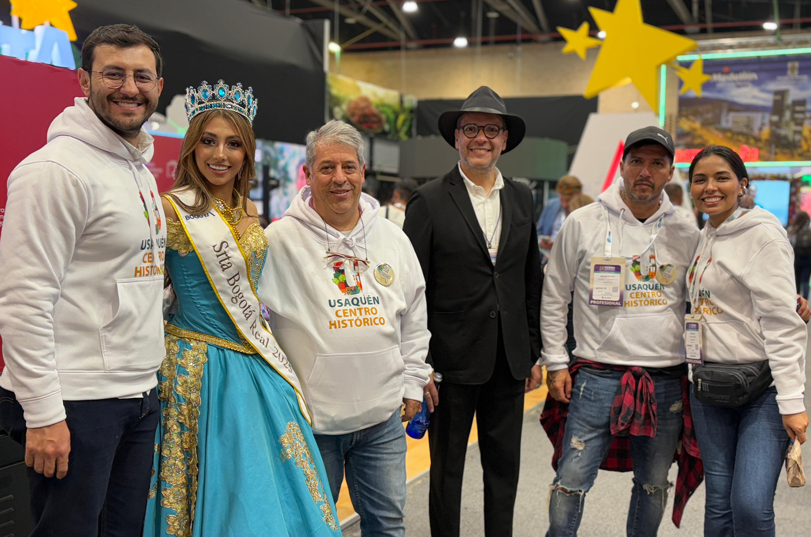 Foto de varios participantes a la feria