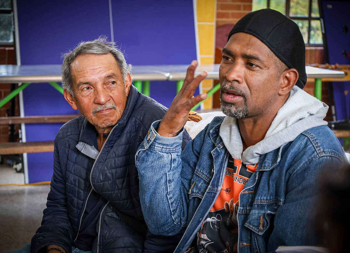 Foto de dos hombres participando en el taller