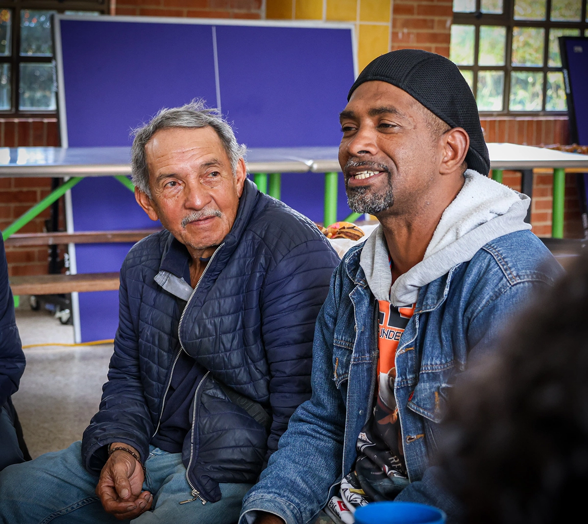 Foto de dos hombres en el taller