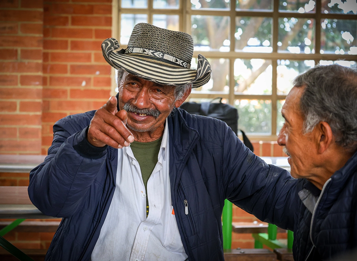 Foto de una persona mayor en el taller