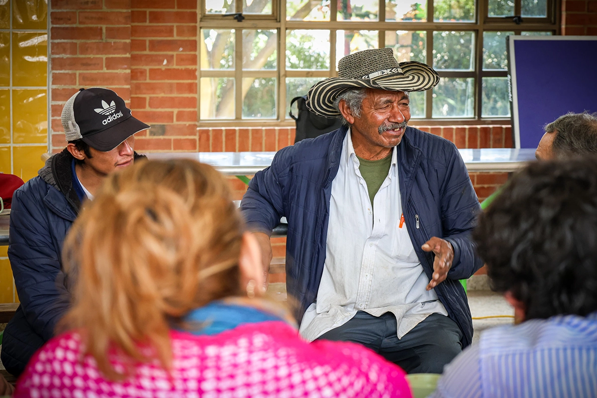 Foto de un señor participando en el taller