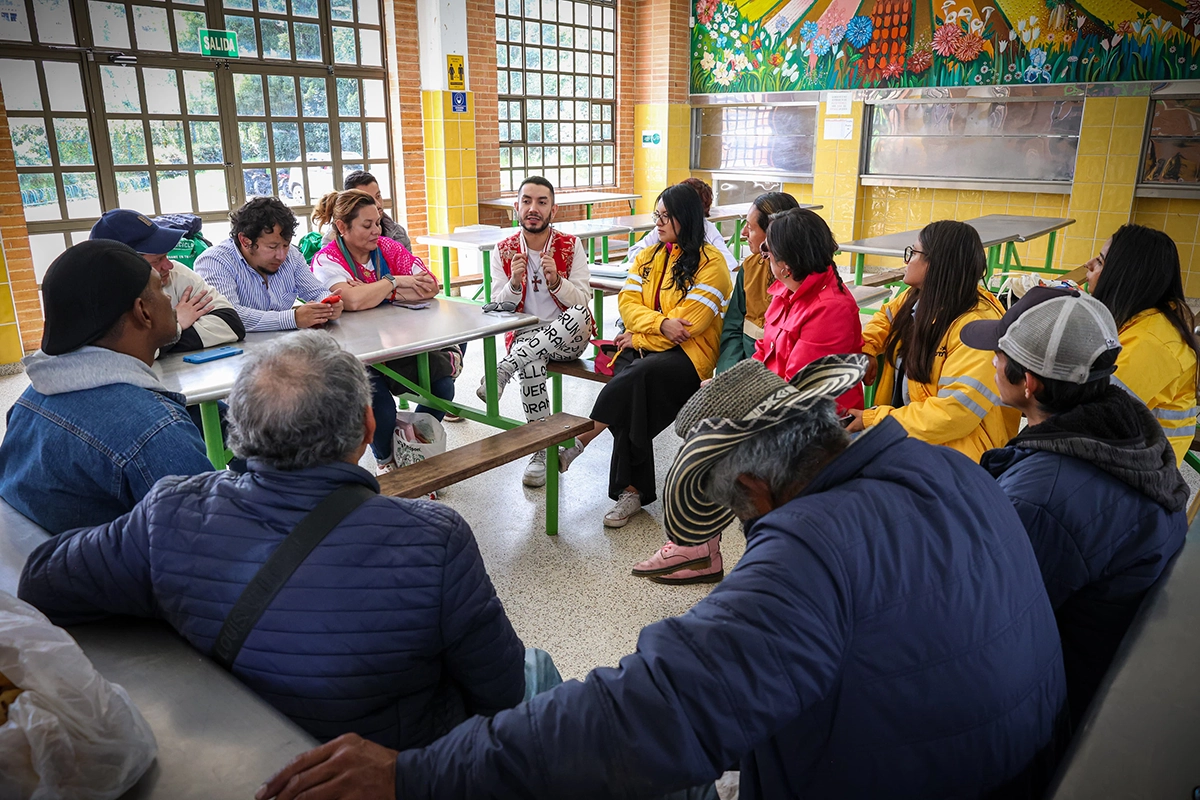 Foto de personas en espacio de taller.