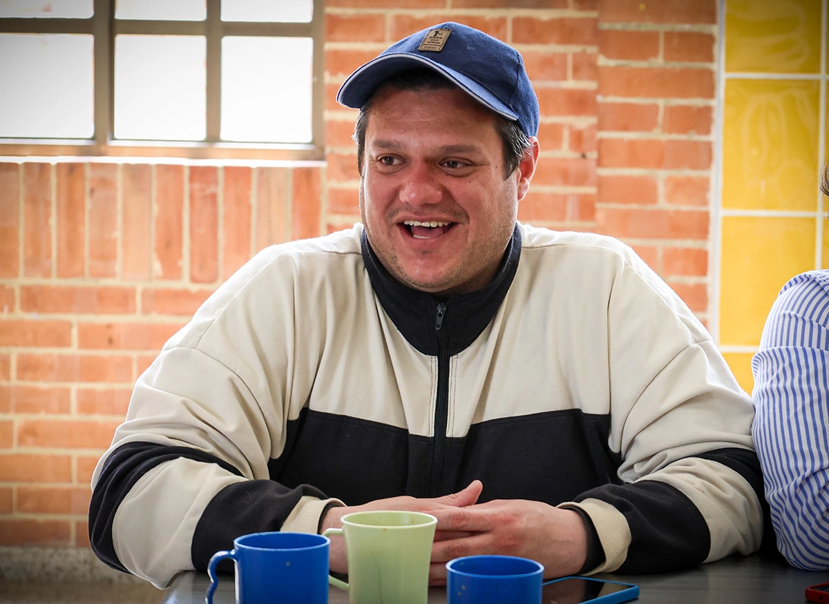 Foto de un hombre adulto en el taller