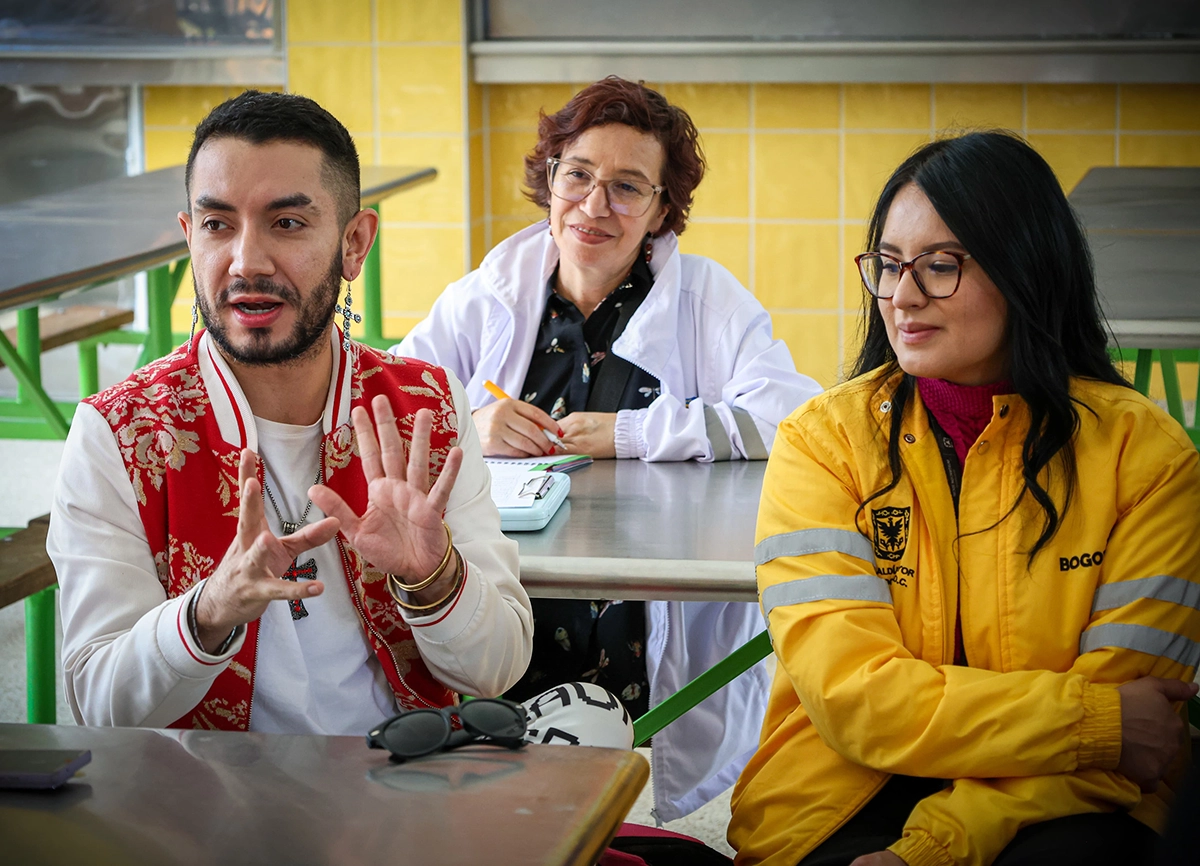 Foto de tres personas en el espacio de taller